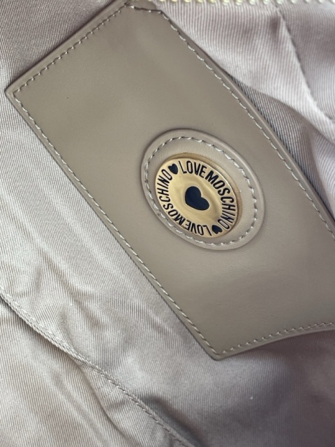 TOREBKA DAMSKA NA RAMIĘ CZERWONA Z ĆWIEKAMI LOVE MOSCHINO JC4205PP0GKG0500